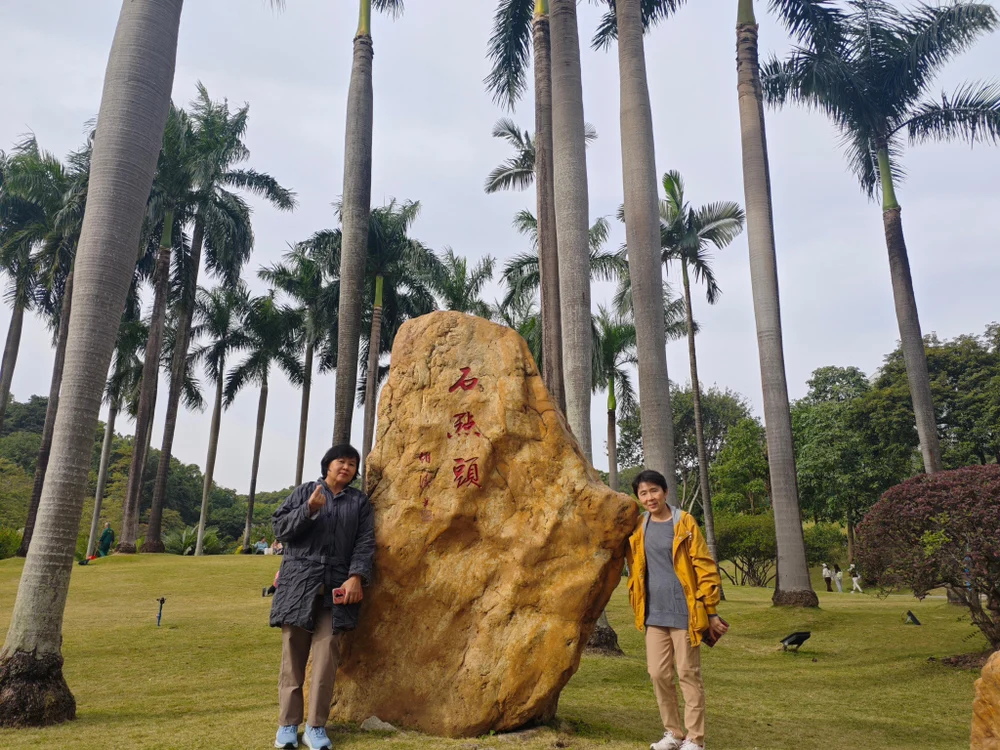 Единение с природой, исцеление души: пациенты международного онкологического центра отправились на теплую экскурсию в сад «Юньтай»