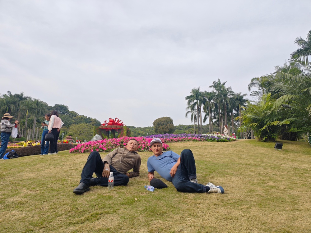 Единение с природой, исцеление души: пациенты международного онкологического центра отправились на теплую экскурсию в сад «Юньтай»